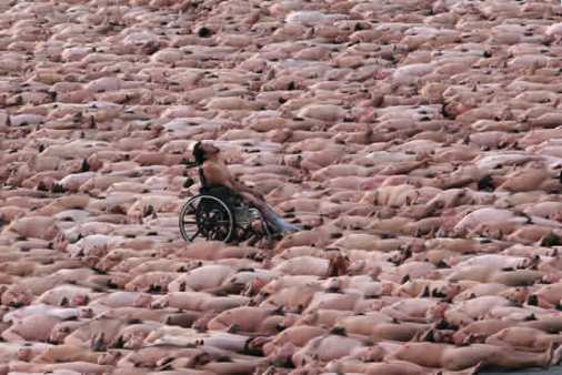 Spencer Tunick standing out in a crowd.