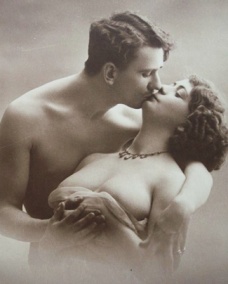 amoureux French postcard kiss