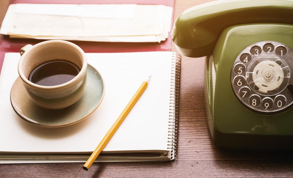 retro-rotary-telephone-on-desk-with-coffee